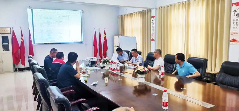 Huayi Group customers come to our company for communication